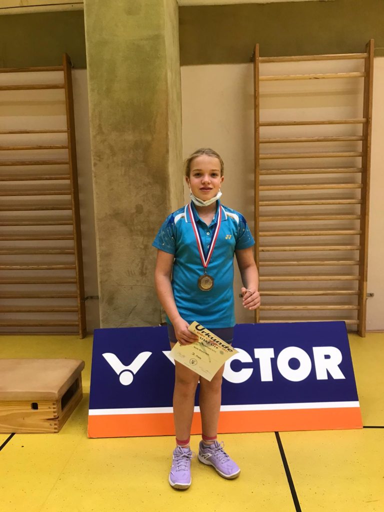 Nola Bayerlein, the youngest participant of TSV Westerland, was able to make it onto the podium for the first time with third place in the U11 girls' singles.