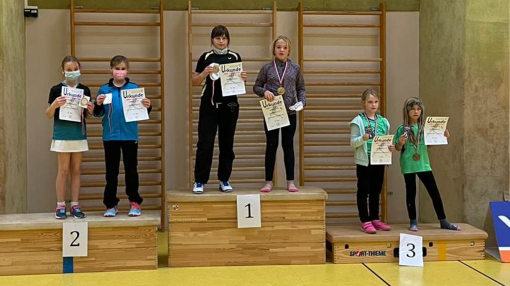 At the top of the podium: Nola Bayerlein and her partner Fiona Berndsen (TSV Schleswig 09) surprisingly won the title in the U11 girls' doubles.